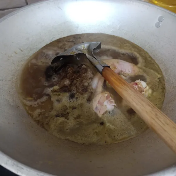 Siapkan air dan bumbu instan kalasan. Masukan 2-4 potong ayam, kalau sudah menyusut airnya goreng sebentar.