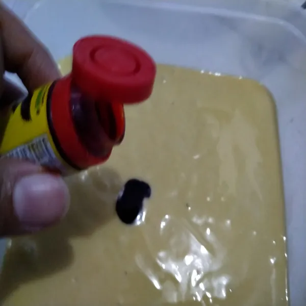 Salin ke wadah, beri beberapa tetes pewarna kuning agar warna adonan tidak terlalu pucat, aduk rata.