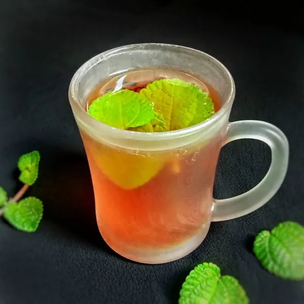 Sajikan teh daun mint selagi hangat.