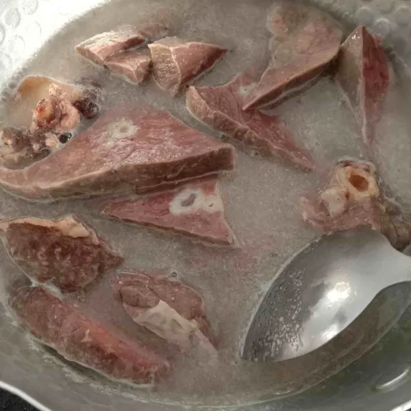 Ambil panci, ungkep paru dengan bumbu halus, beri garam, kaldu bubuk, lada bubuk dan gula. Rebus hingga airnya mulai menyusut, kemudian sisihkan.