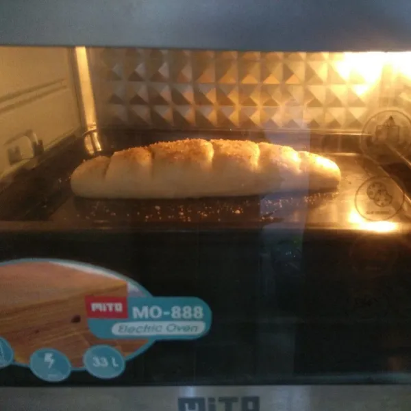 Panggang pada suhu 180°C selama 20-30 menit atau hingga matang. Keluarkan dari oven, oles dengan butter. Siap disajikan.