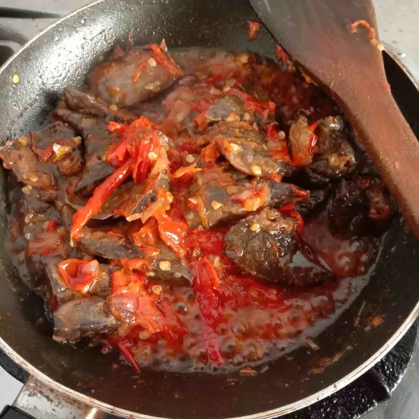 Masukkan paru, beri garam, kaldu bubuk, lada bubuk dan gula. Aduk hingga mulai berminyak, angkat dan sajikan.