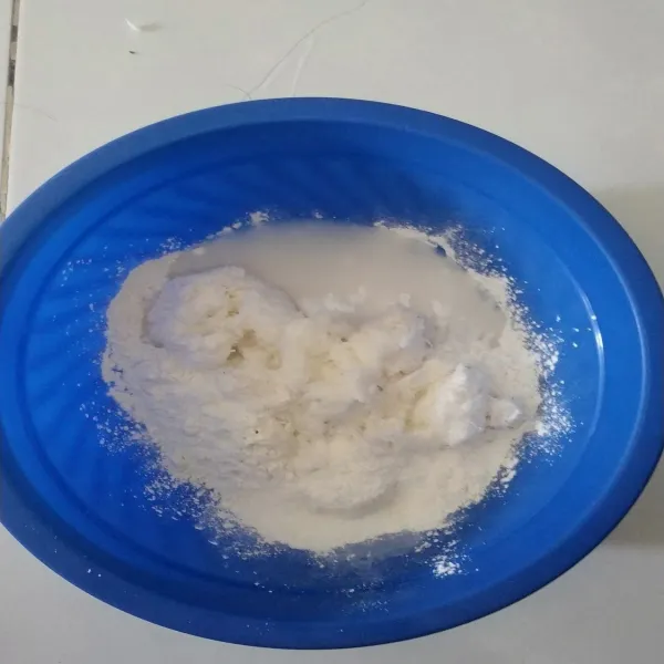 Campur tepung ketan, tepung beras, kelapa parut, garam dan air ±100 ml.