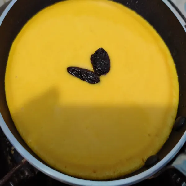 Panaskan cetakan kue lumpur / teflon mini, lalu olesi margarin. Masukkan adonan secukupnya, beri toping kismis. Masak sampai adonan matang merata dengan api kecil saja.