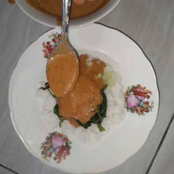 Tata nasi. tambahkan kankung dan timun diatasnya. lalu siram dengan bumbu pecel. siap disajikan dengan rempeyek