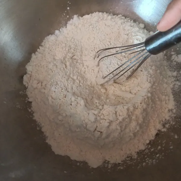 Campur tepung, baking powder dan garam, aduk rata pakai wishk.