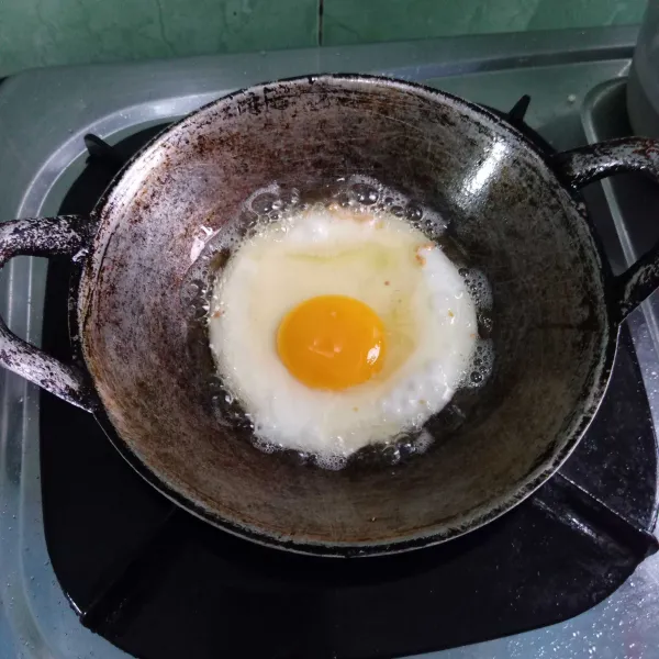 Ceplok telur satu persatu dengan api kecil sampai sedang, tunggu sedikit kokoh.