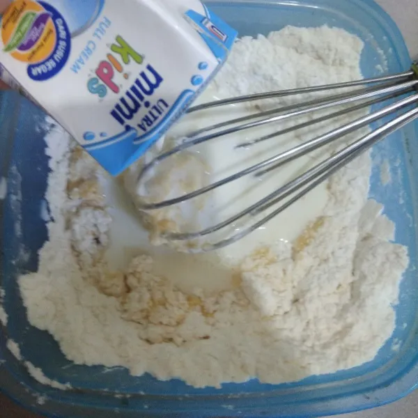 Campurkan semua bahan tepung, masukkan gula pasir, vanilli dan garam, aduk rata. Lalu masukkan telur yang sudah dikocok, tuangi susu cair. Kocok atau aduk hingga tercampur rata.
