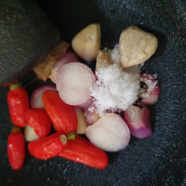 Haluskan bawang merah, bawang putih, kemiri, jahe dan cabe.