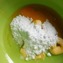 Campur bahan basah, aduk dengan whisk hingga rata.