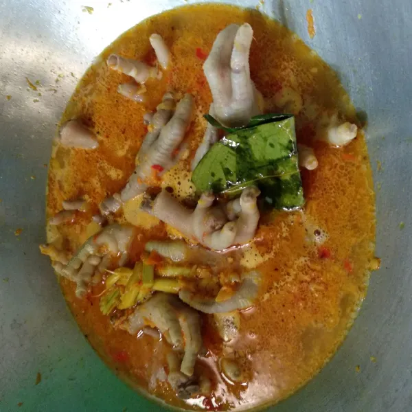Lalu Masukan ceker dan air. Tambahkan kaldu bubuk, lada bubuk, gula pasir dan garam secukupnya. Lalu aduk.