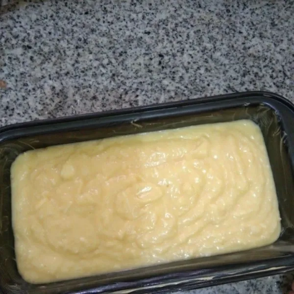 Tuang adonan ke dalam loyang yang sudah diolesi margarin sebelumnya, panggang selama 20 menit dengan suhu 180 °c