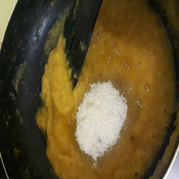 Ketika air nanas sudah mulai menyusut setengahnya, masukkan gula pasir dan masak hingga airnya menyusut sampai menjadi selai. Sisihkan.