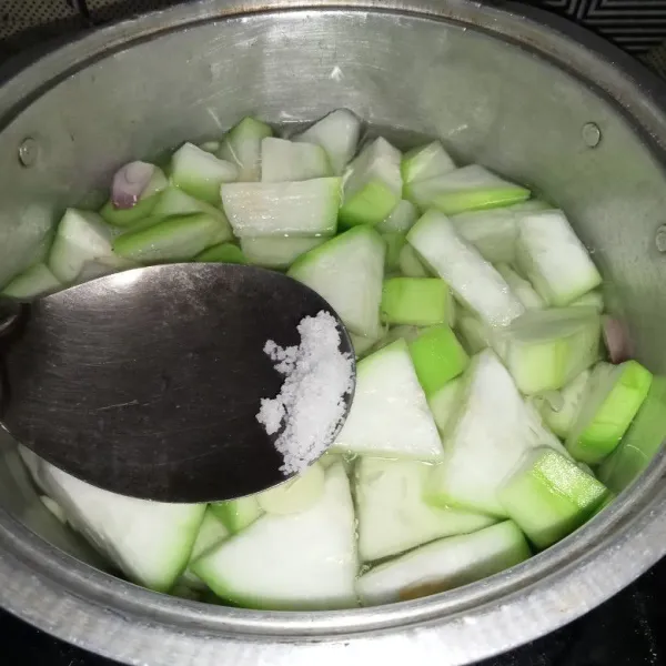 Bumbui dengan garam, gula pasir, lada bubuk dan kaldu jamur.