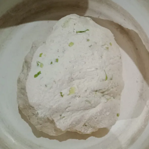 Tambahkan tepung tapioka, tepung terigu dan air. Aduk rata kembali sampai kalis atau bisa dibentuk.