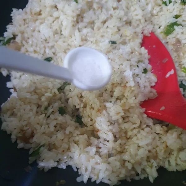 Masukkan nasi putih, aduk hingga tercampur bumbu. Tambahkan kaldu jamur, koreksi rasa.