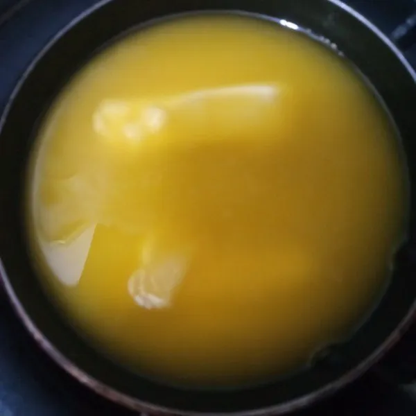 Lelehkan butter dan margarin, sisihkan dan dinginkan.