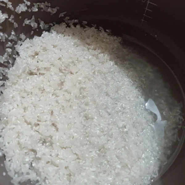 Sambil menunggu, cuci beras sampai bersih.