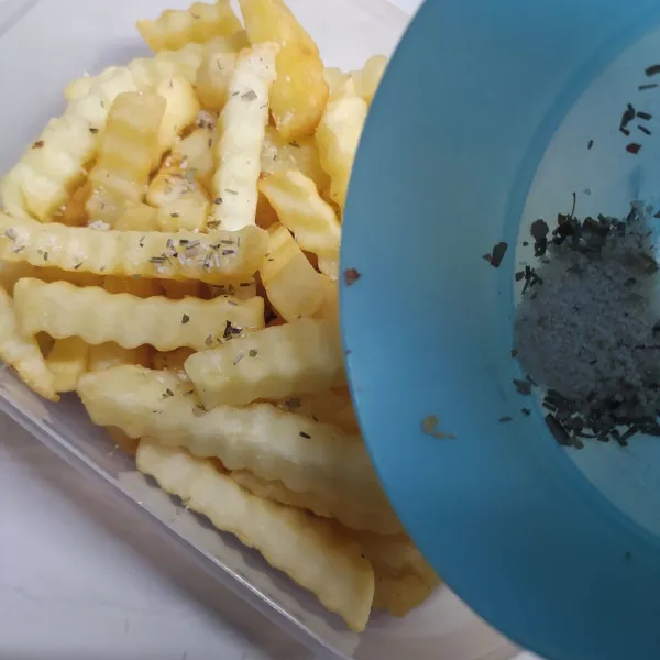 Beri taburan bumbu yang sudah dibuat.