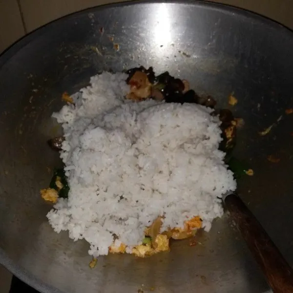 Masukan nasi, aduk hingga nasi tidak menggumpal.