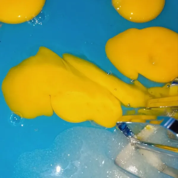 Mixer gula, ovalet dan telur sampai mengembang kental berjejak.