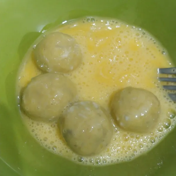 Kkocok telur, masukkan adonan bola ubi lumuri dengan telur.