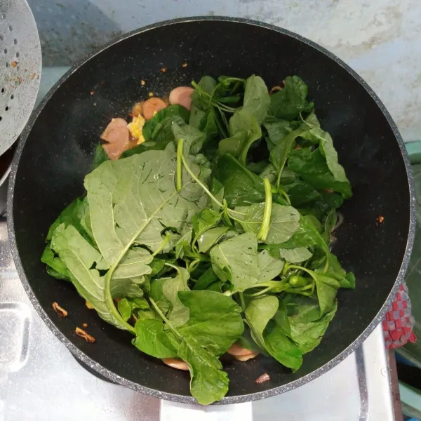 Masukan bayam. Aduk rata. Masak sampai layu. Angkat dan sajikan.