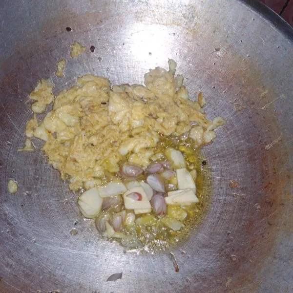 Kocok telur beri sedikit garam, panaskan minyak di wajan masukan telur bikin orak arik, sisihkan. Dengan sisa minyak tumis bawang merah dan bawang putih sampai harum