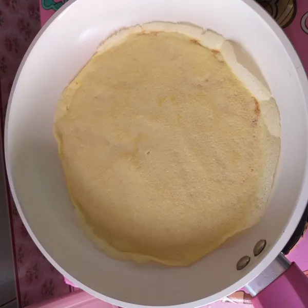 Campurkan semua bahan untuk kulit, oles wajan berdiameter 16 cm dengan sedikit minyak, kemudian tuangkan 1 sendok sayur adonan, ratakan. Masak hingga matang.