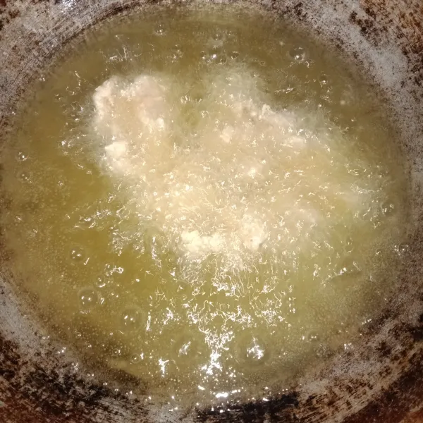 Siapkan penggorengan dengan banyak minyak masak dengan api sedang dan goreng ayam hingga matang keemasan.