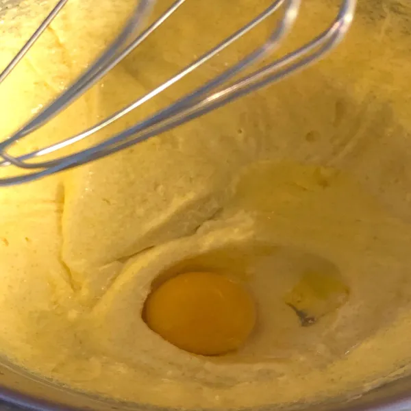 Kocok dengan mixer gula bersama dengan butter hingga gula larut. Masukkan telur satu persatu. Jika sudah tercampur rata masukkan sisa telur yang lain.