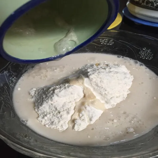Campur tepung, garam dan minyak dalam wadah lalu tuangi dengan adonan biang, aduk rata dan ulen selama 2 menit.