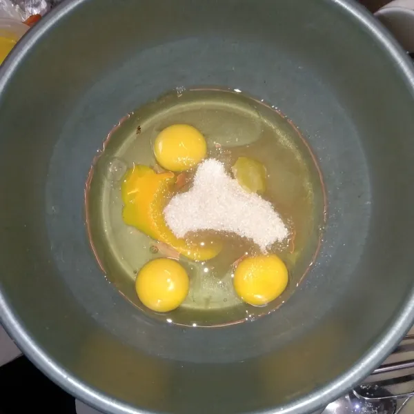 Masukkan telur, gula dan sp kedalam wadah, lalu mixer.