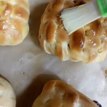 Panggang di suhu 180°C selama 20 menit. Olesi mentega sesaat keluar dari oven.