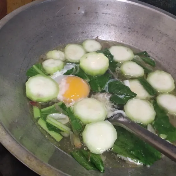 Masukkan telur, aduk sampai telur tercampur dengan air. Koreksi rasa. Beri taburan daun seledri dan bawang goreng. Siap disajikan.