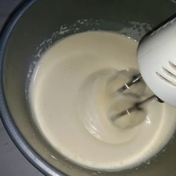 Mixer telur sampai gula larut dan kaku berjejak.