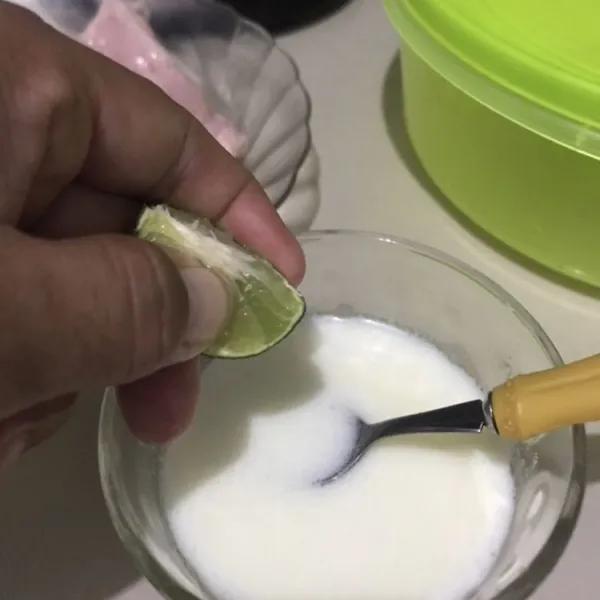 Membuat buttermilk, campur susu cair dengan air perasan jeruk nipis. Diamkan beberapa saat hingga mengental
