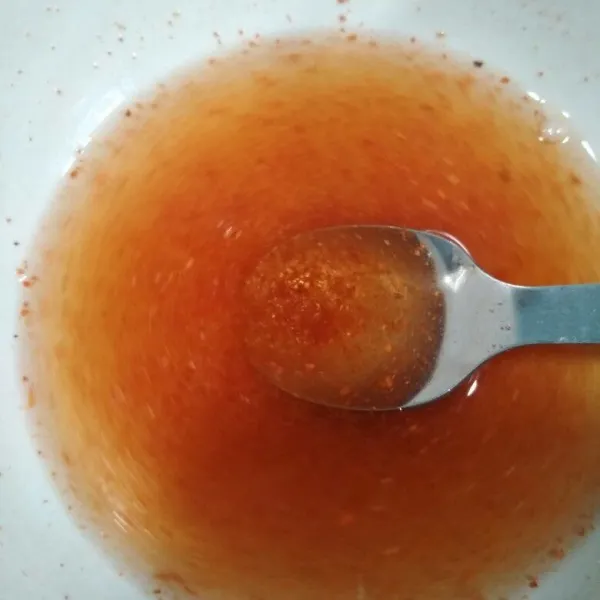 Campur bumbu dalam mangkuk aduk hingga tercampur rata