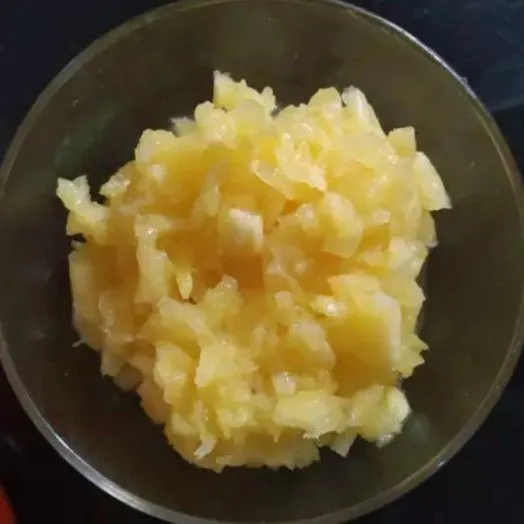 Cacah halus nanas lalu sisihkan.