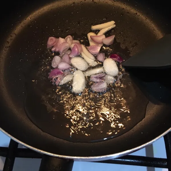 Panaskan minyak goreng, masukkan bawang merah dan bawang putih. Tumis hingga harum.
