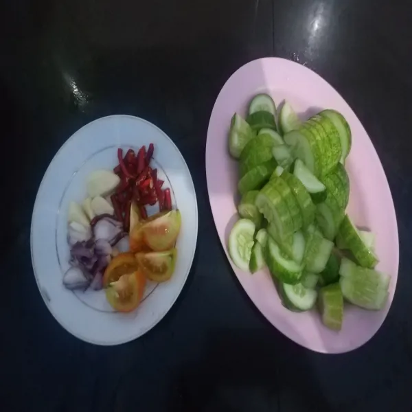 Potong timun sesuai selera dan juga potong bawang putih, bawang merah, cabai dan tomat.