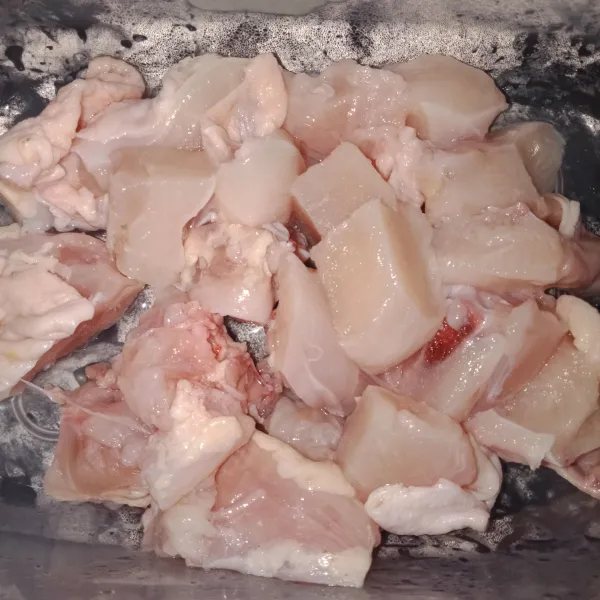 Siapkan dada ayam yang sudah dipotong kecil-kecil, lalu cuci bersih dan sisihkan.