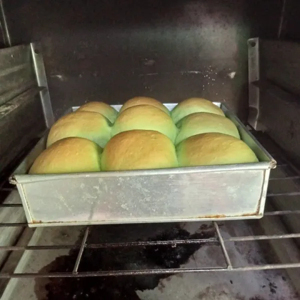 Panggang dalam oven hingga matang. Setelah matang keluarkan dari loyang dan oles permukaan roti dengan mentega. Sajikan.
