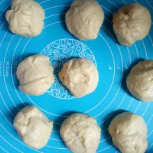 Uleni sebentar dan lumuri dengan sedikit minyak, bagi adonan sekitar 50 gram.