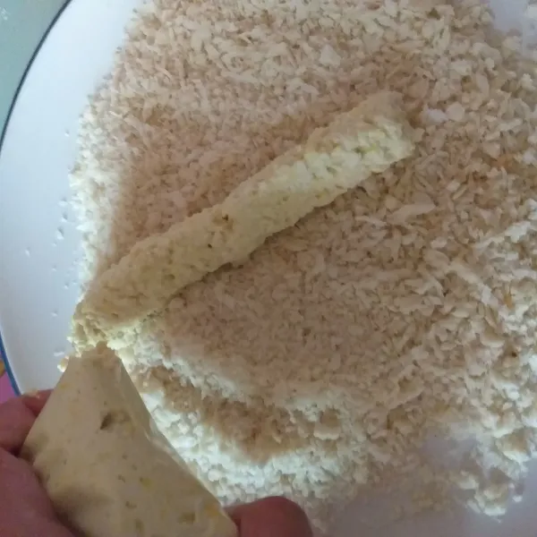 Campurkan semua bahan, kemudian masukan ke dalam plastik, keluarkan memanjang di atas tepung roti.