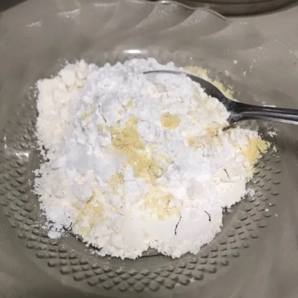Campur semua bahan adonan tepung, aduk rata