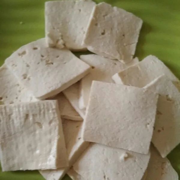 Potong pipih tahu sekitar 1 cm, sisihkan
