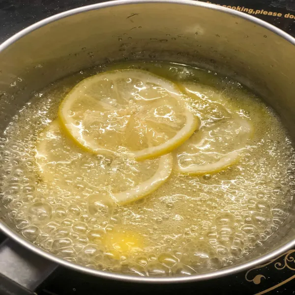 Lemon syrup : nyalakan kompor dengan api kecil, lalu dengan wajan kecil masukkan gula dan air lemon sampai larut lalu masukkan butter dan irisan lemon fresh tadi. Aduk bentar lalu matikan kompor.