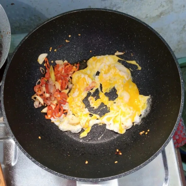 Sisihkan bumbu di tepi wajan. Kemudian masukan telur. Goreng sambil diorak-arik.