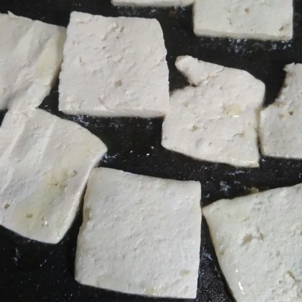 Panggang tahu dengan sedikt minyak sampai kecoklatan kedua sisinya, angkat dan sisihkan